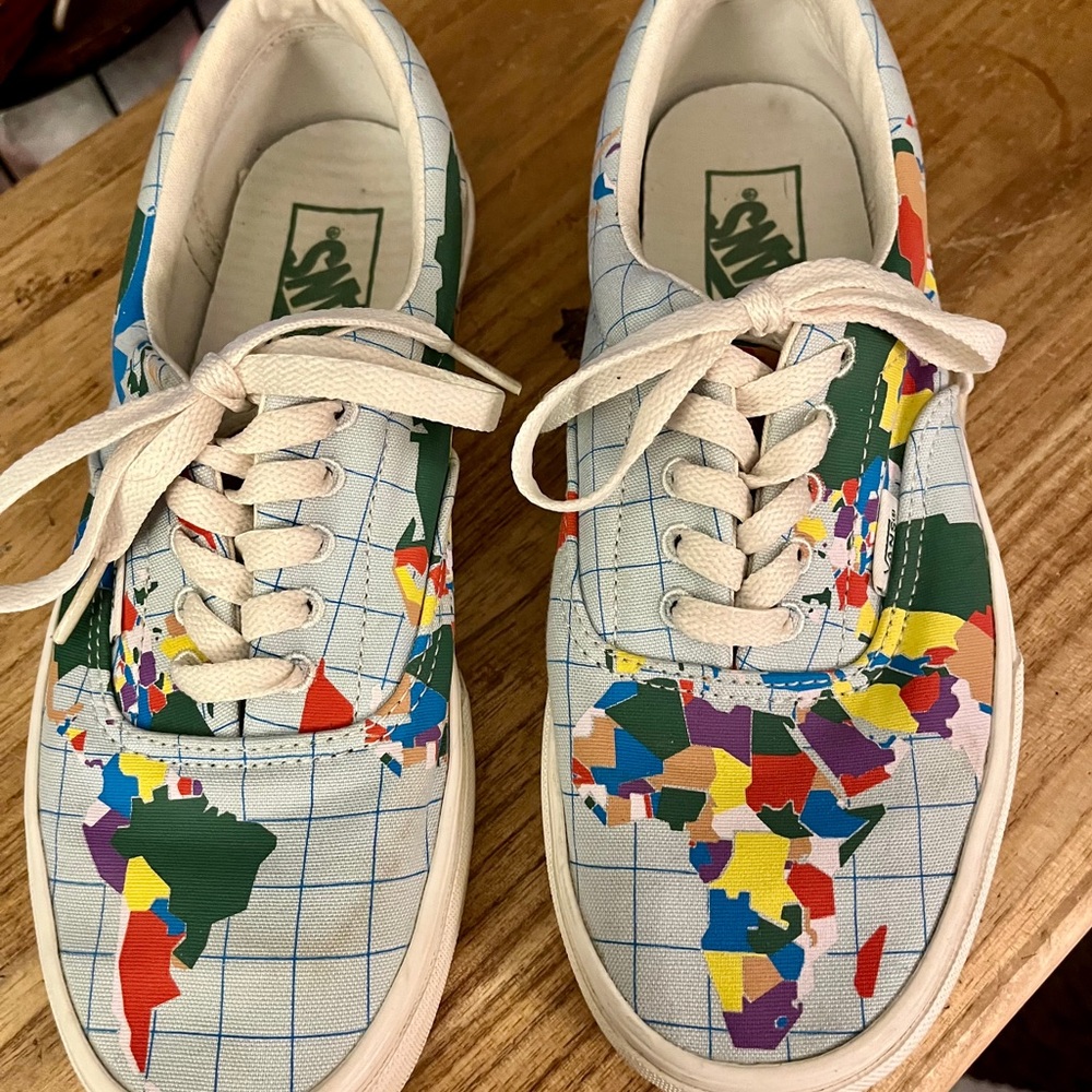 VANS Save the Planet World Map
Size 6.5 Men low-tops
Excellent condition
RARE